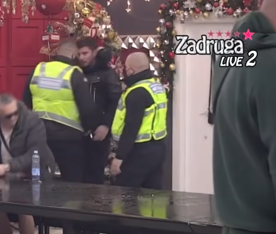 KARAMBOL ZA CRNIM STOLOM! Mihić optužio Aleks da se bavi prostitucijom, ona ga ispolivala, pa nastao lom, obezbeđenje hitno reagovalo!