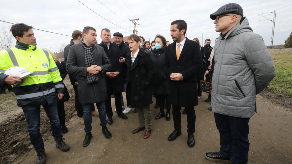 PREMIJERKA U NOVOM SADU Brnabić obišla radove na izgradnji kanalizacije u Kisaču