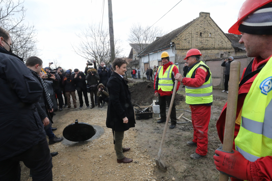 PREMIJERKA U NOVOM SADU Brnabić obišla radove na izgradnji kanalizacije u Kisaču