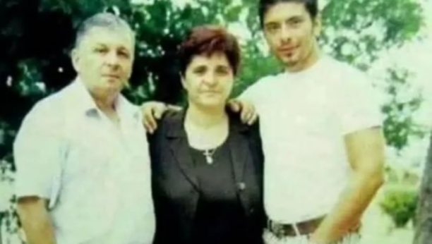 TUGA ZA NJIM NE PRESTAJE! Objavljena nikad viđena fotografija Tošeta Proeskog sa ocem i majkom, čvrsto ga grle, a prizor će vas rasplakati! (FOTO)