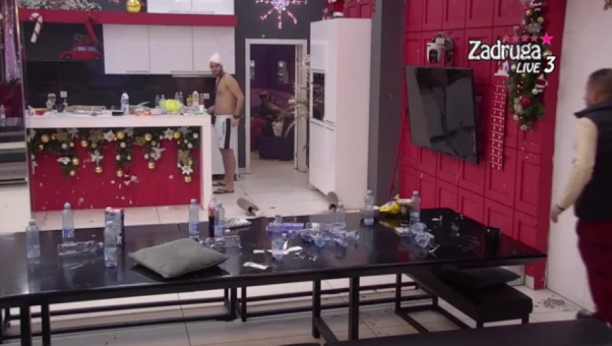 TARA SE ONESVESTILA! Zadrugarka pala kao sveća nasred sobe, cimeri odmah pritrčali u pomoć! (VIDEO)