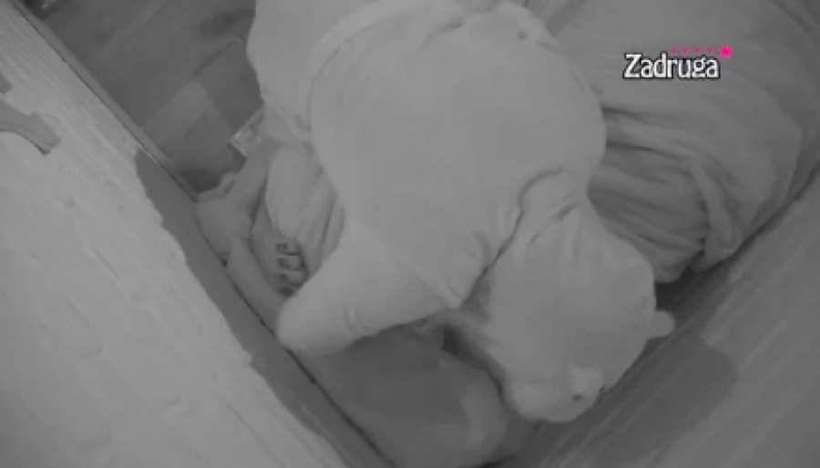 PAO POLJUBAC! Dalili i Caru popustile kočnice, završila u njegovom krevetu!