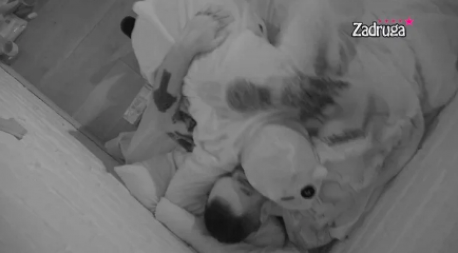 PAO POLJUBAC! Dalili i Caru popustile kočnice, završila u njegovom krevetu!