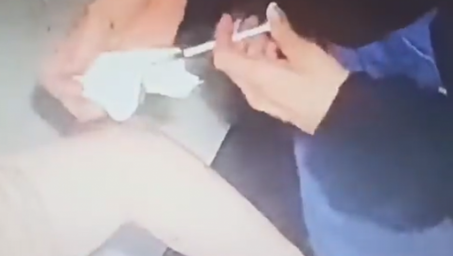 UHVAĆENA U PREVARI! Medicinska sestra se pravila da vakciniše antivaksere, pa špric praznila u maramicu (VIDEO)