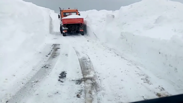 VOZAČI, OPREZ! Putari iz Ivanjice imaju pune ruke posla: Golija zavejana, SNEŽNI NANOSI viši od kamiona!