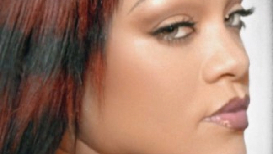 CRVENI HALTERI, ČIPKANI BODI, ŠTIKLE Sve je vatreno na Rijani dok provokativno pozira, a muškarcima krv udara u glavu