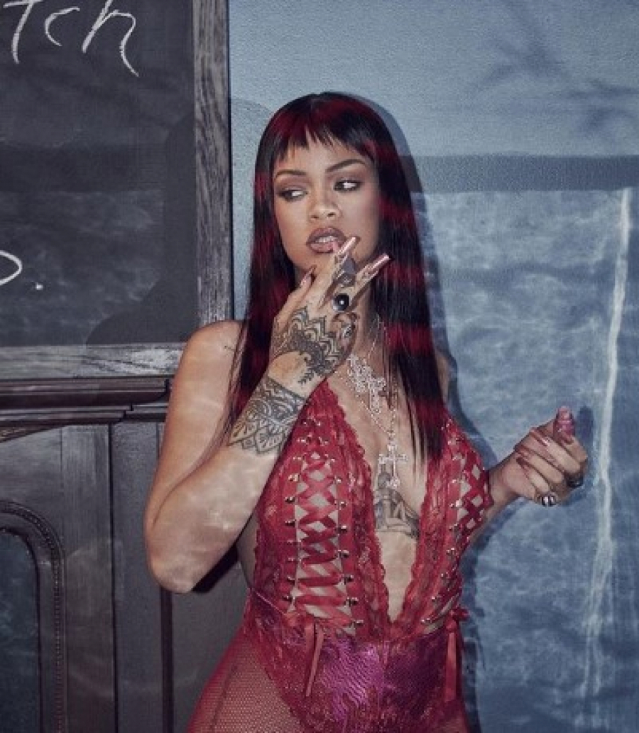 CRVENI HALTERI, ČIPKANI BODI, ŠTIKLE Sve je vatreno na Rijani dok provokativno pozira, a muškarcima krv udara u glavu