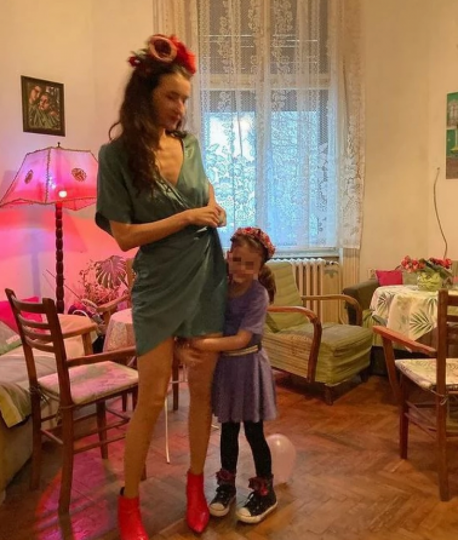 OPET SE SMEJE! Udovica Nebojše Glogovca napunila je 40. godina, objavila emotivnu fotografiju dok je ćerka čvrsto drži i sve raznežila stihovima! (FOTO)