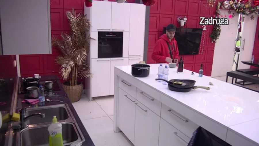 HAOS NA POMOLU, DEJAN IZLUĐUJE DALILU Dragojević ceo dan izbegava bivšu suprugu, prekinuo svaki kontakt!