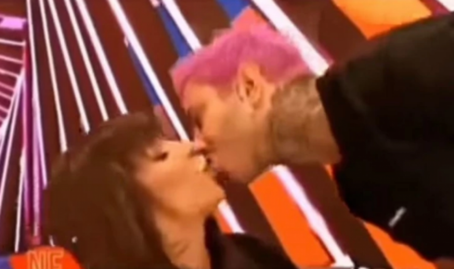 PRIČA DA SE UDALA, A OVAMO PRAVI HAOS! Miljana se ljubi sa voditeljem u emisiji, skandalima pokušava da privuče pažnju javnosti!