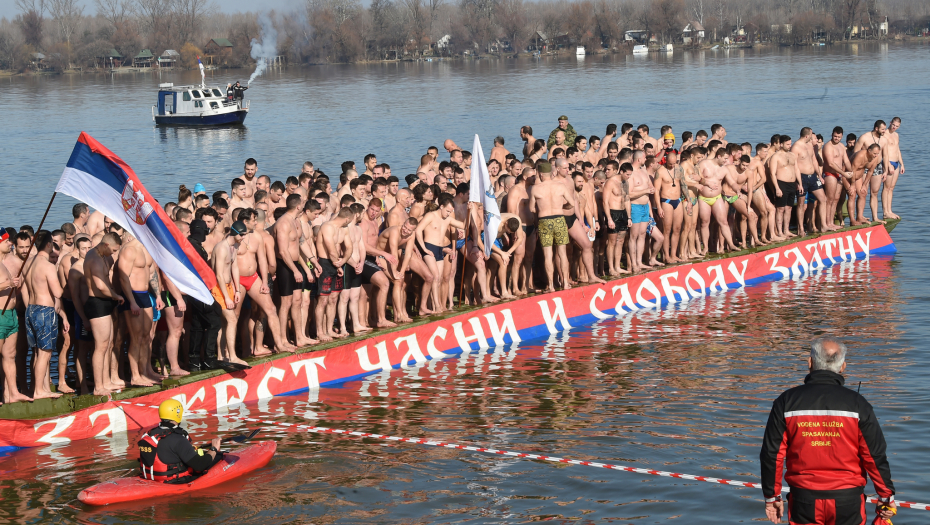 BOGOJAVLJENSKO PLIVANJE ZA ČASNI KRST Pobednik je Đorđe Lukić (23), pripadnik policijske brigade (FOTO/VIDEO)