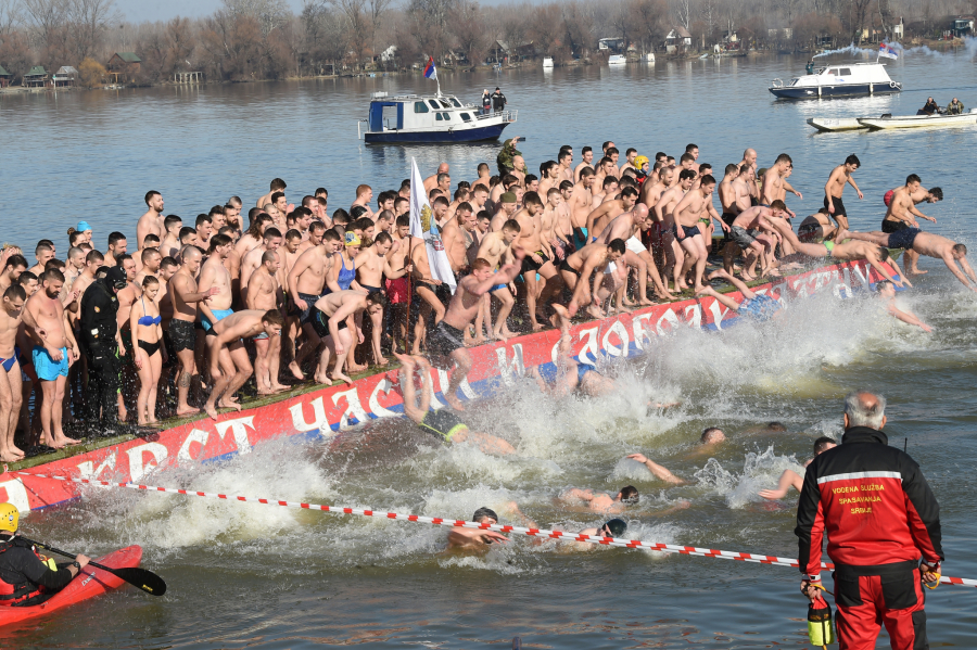 BOGOJAVLJENSKO PLIVANJE ZA ČASNI KRST Pobednik je Đorđe Lukić (23), pripadnik policijske brigade (FOTO/VIDEO)