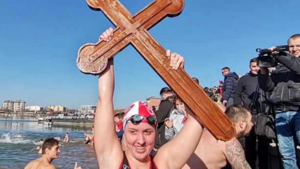 NEOBIČAN PRIZOR U SREMSKOJ MITROVICI Već drugu godinu zaredom pobeđuje devojka u borbi za Časni krst