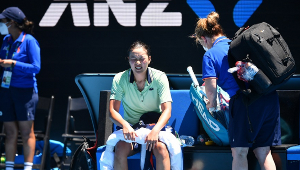 SCENE KOJE NE ŽELIMO DA GLEDAMO Teniserku na kolicima izneli sa terena (FOTO)