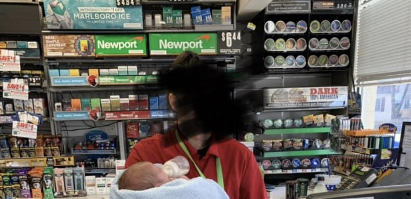 ŠOKANTNO! ZAŠTO SMO OVO DOPUSTILI? Žena radi na kasi s tek rođenom bebom u ruci