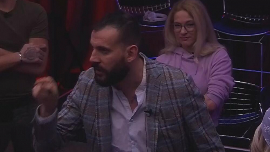 TI SI ALKOHOLIČAR, TREBA DA SE LEČIŠ! Neviđeni haos u rijalitiju Bar, menadžer urlao na učesnicu i brutalno zapretio, ona zajecala od stida i srama!