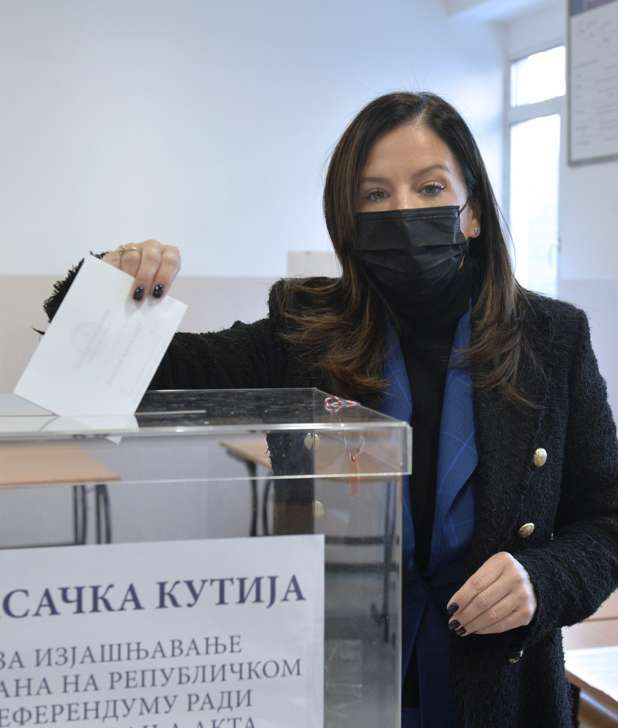 IRENA, DARIJA I MARIJA NA GLASANJE U SLIČNIM ODEVNIM KOMBINACIJAMA: Rolke su pravi hit među ministarkama!