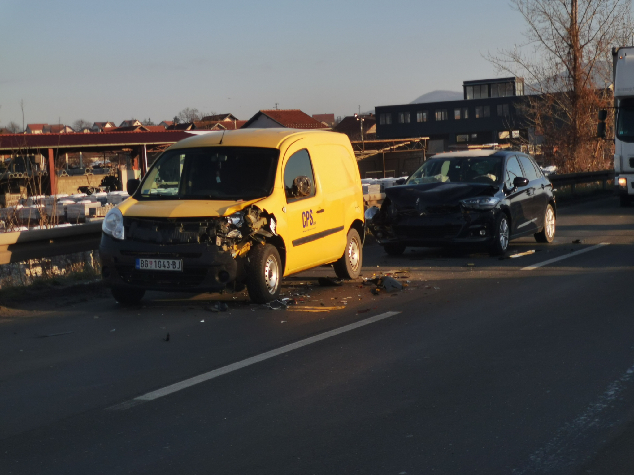 OZBILJAN UDES NA OBILAZNICI KOD ČAČKA Probao da pređe ulicu, pa se u njega ZAKUCALA dva automobila!