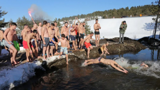 SVI SU OVDE POBEDNICI: BOG SE JAVI Za bogojavljenski krst plivali profesionalci, sportisti, amateri i vojnici iz cele Srbije