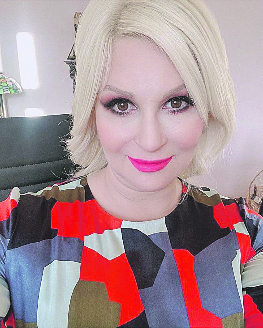 MINISTARKA SE ZAIGRALA U FOTOŠOPU Zoka se ispeglala do neprepoznatljivosti!