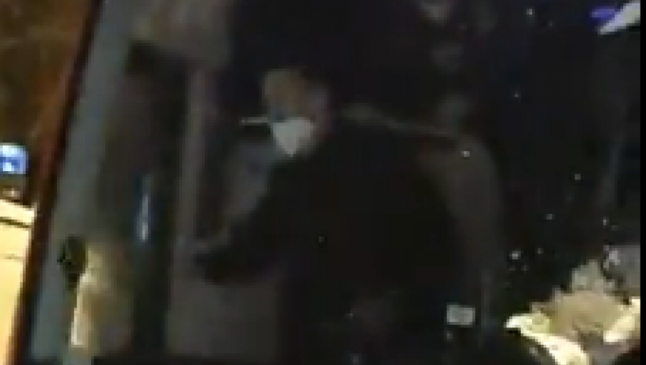 DIJEGO SIMEONE KRENUO SAM NA RULJU NAVIJAČA! Gađali autobus "jorgandžija", Argentinac poludeo! (VIDEO)