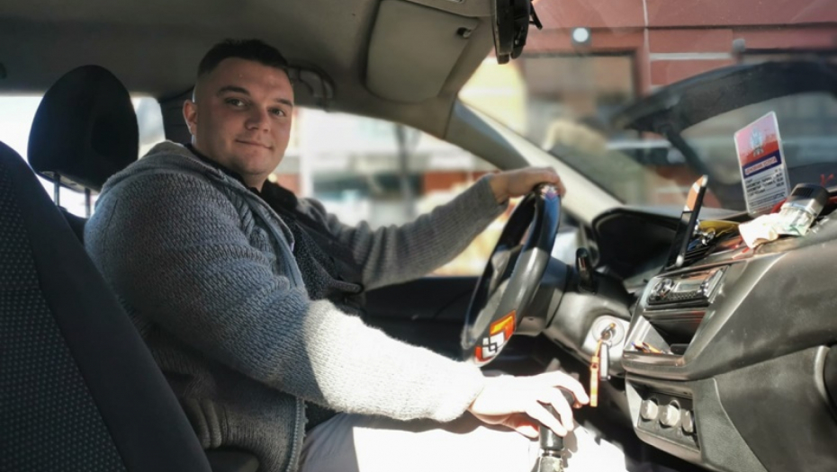 SVI ČAČANI ŽELE DA IH PROVOZA GRADOM! Marko do podne nosi MANTIJU, a nakon toga krstari ulicama i ispunjava želje strankama (FOTO)