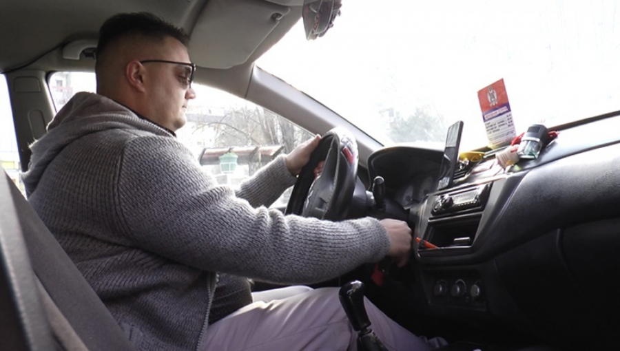 SVI ČAČANI ŽELE DA IH PROVOZA GRADOM! Marko do podne nosi MANTIJU, a nakon toga krstari ulicama i ispunjava želje strankama (FOTO)