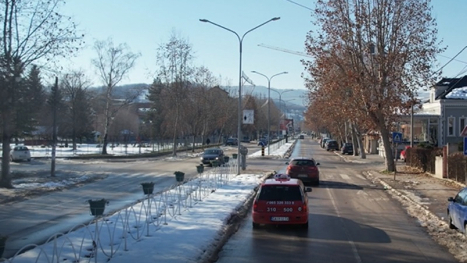 SVI ČAČANI ŽELE DA IH PROVOZA GRADOM! Marko do podne nosi MANTIJU, a nakon toga krstari ulicama i ispunjava želje strankama (FOTO)