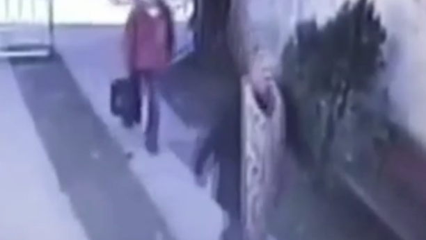 GDE SI KRENUO, POPE, OVDE JA ČUVAM?! Srpski sveštenik ušao u dvorište, a onda se pas zaleteo ka njemu - ne zna se ko je brže trčao! (VIDEO)