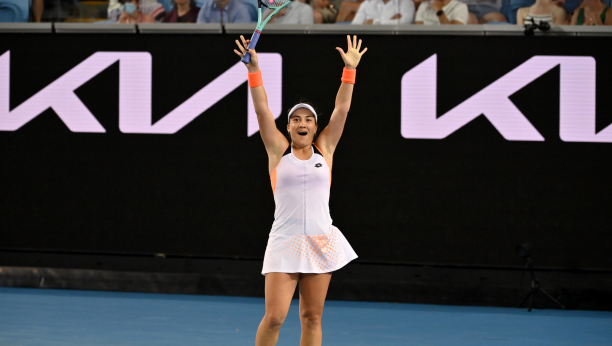 ODBILA ĐOKOVIĆA, IGRALA U ZVEZDI, PA POSTALA HIT U SVETU TENISA! Ko je lepa Crnogorka, najveća senzacija Australijan opena? (FOTO)