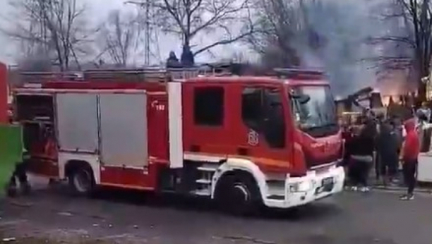GROM ZAPALIO VIKENDICU Užički vatrogasci pokušavaju da obuzdaju plamen