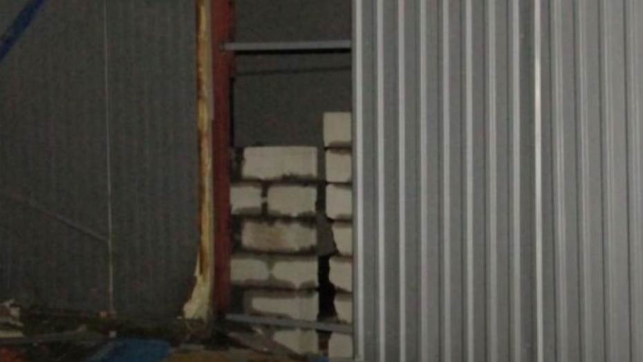 IGRA ŽMURKE Beograđani rešili da neprimetno dograde još jednu prostoriju, pa je sakrili kontejnerom: Divlja gradnja, ali skrivena