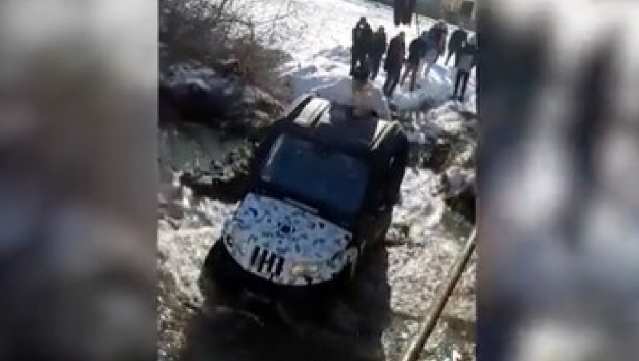 "AJDE, IMATE LI M*DA?" Pop uleteo džipom u reku, podigao krst i OVAKO ohrabrio plivače da uđu u ledenu vodu (VIDEO)