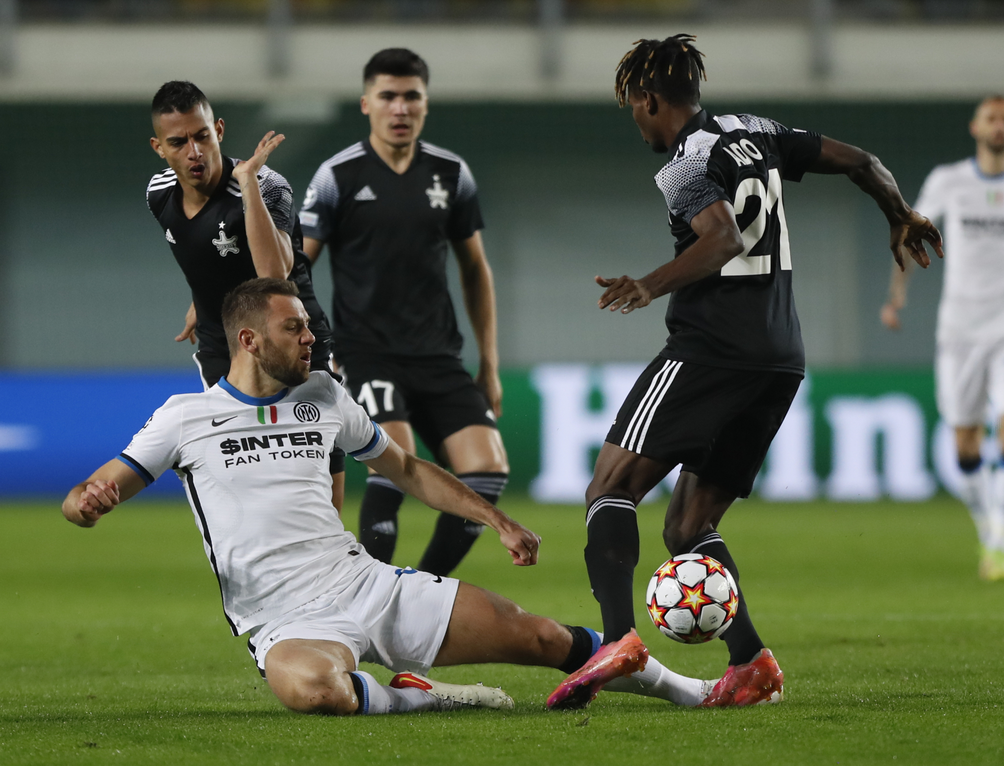 ZVEZDA DOVODI VELIKO POJAČANJE! Vezista pred vratima 