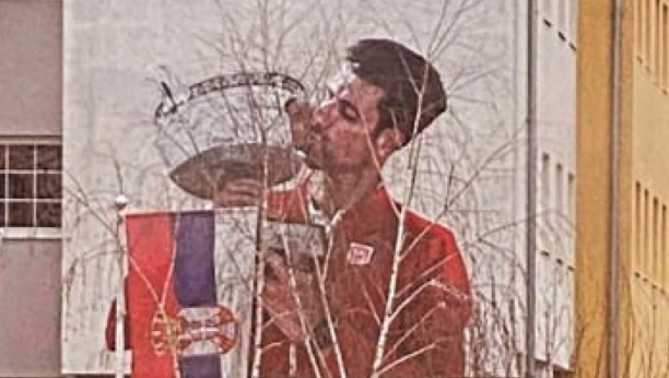 NOVI SIMBOL GRADA! Osvanuo mural Novaka Đokovića u Kosovskoj Mitrovici! (FOTO)