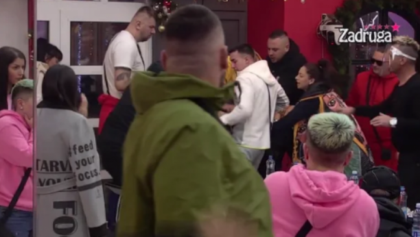 KRENULA DA JE ČUPA I UDARA! Žestoka tuča Viktorije i Marijane, obezbeđenje uletelo momentalno!