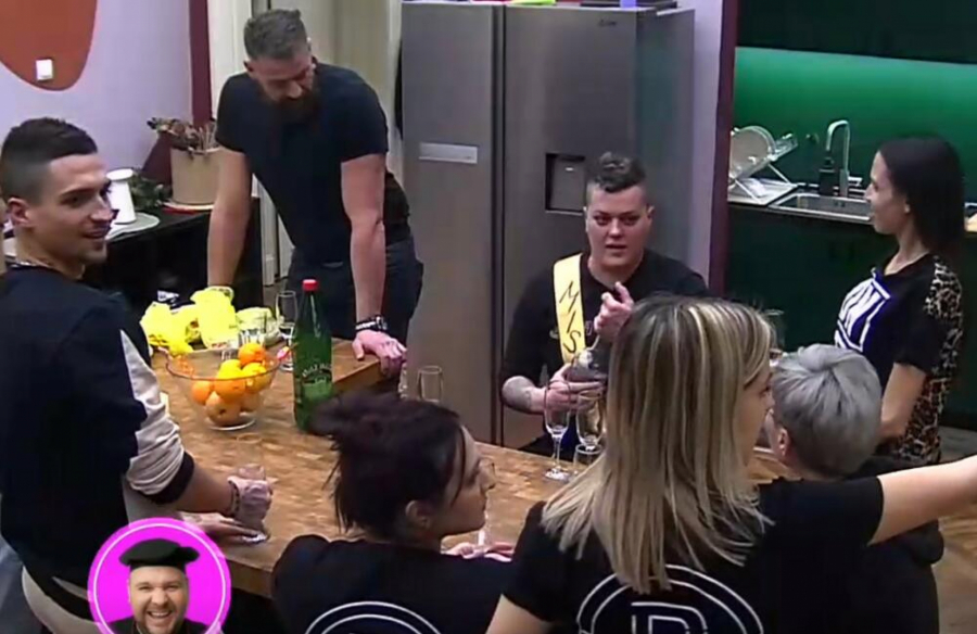 KADA JE UŠAO U BAR SVI SU ZANEMELI, A POGOTOVO ŽENE! Se*si tata ovog takmičara ušao u rijaliti, reakcije su fenomenalne!