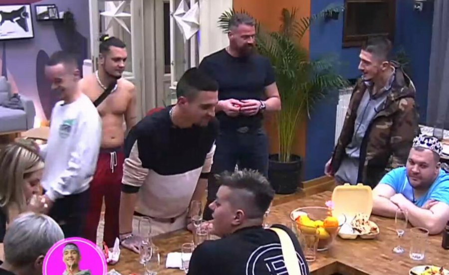 KADA JE UŠAO U BAR SVI SU ZANEMELI, A POGOTOVO ŽENE! Se*si tata ovog takmičara ušao u rijaliti, reakcije su fenomenalne!