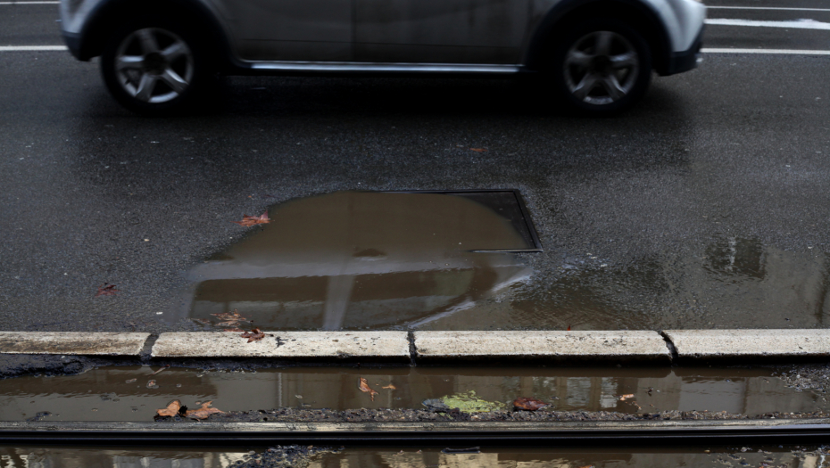 OŠTETILI STE VOZILO ZBOG RUPE NA PUTU? Evo kako da to naplatite i koliko se čeka na novac