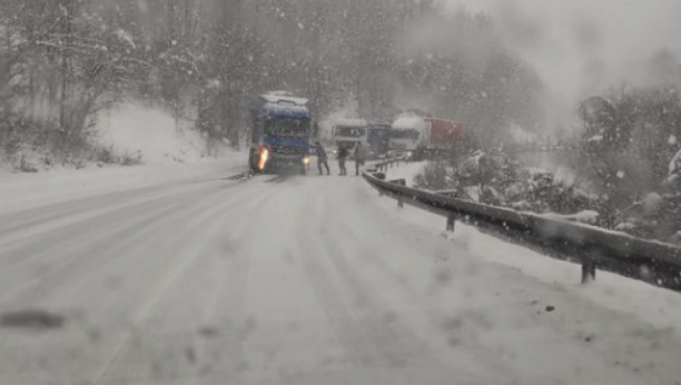 KOLAPS, SVE STOJI Sneg je napravio haos u OVOM delu Srbije!