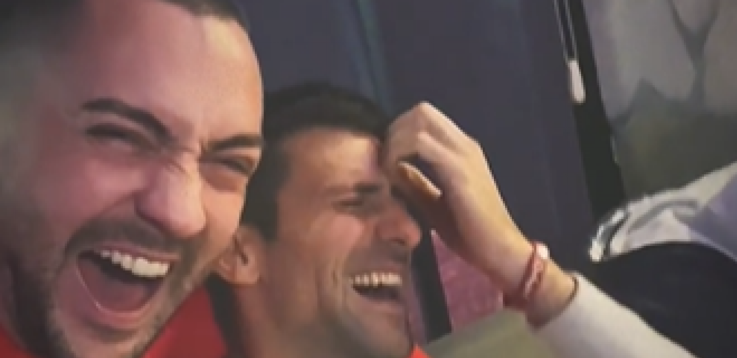URNEBESNO! Prišao Đokoviću na večeri i ispričao mu vic o Federeru i Nadalu, Nole plakao od smeha! (VIDEO)