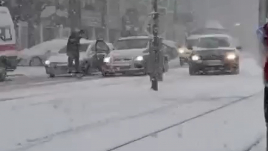 VOZAČI, PAŽLJIVO NA PUTEVIMA! Opasni vremenski uslovi napravili HAOS u Beogradu, pogledajte karambol u centru prestonice (VIDEO)