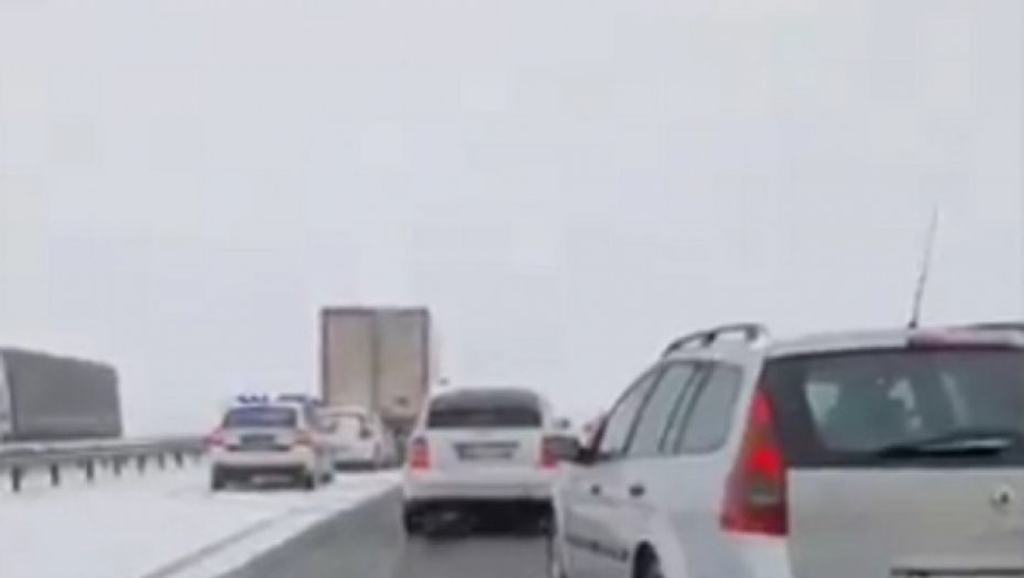 OPŠTI KARAMBOL NA AUTOPUTU ZA NOVI SAD Više saobraćajnih nesreća kod Batajničke petlje, Hitna pomoć na licu mesta (VIDEO)