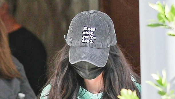 IZOBLIČILA SI SE, ISTA SI KIM Popularna glumica je preterala sa zahvatima!