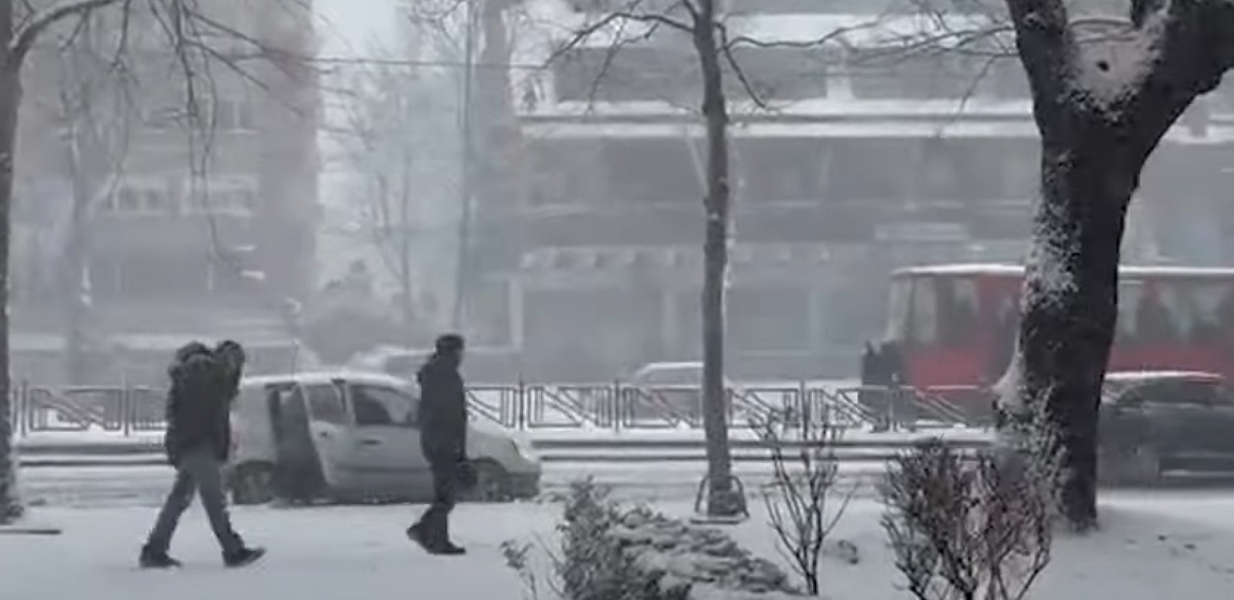 KO NE MORA, NEKA NE IZLAZI Pogledajte kako trenutno izgleda Beograd pod velikim naletom snežnih padavina (VIDEO)