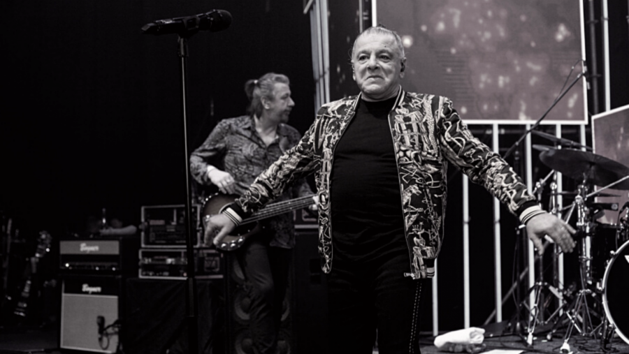 SAHRANJEN AKI RAHIMOVSKI Pevača na večni počinak ispratila porodica i prijatelji, a ispod fotografije ispisani su dirljivi stihovi