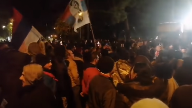 BLOKADE PUTEVA U CRNOJ GORI Okupljaju se građani, počinju masovni protesti protiv prekrajanja izborne volje (FOTO/VIDEO)