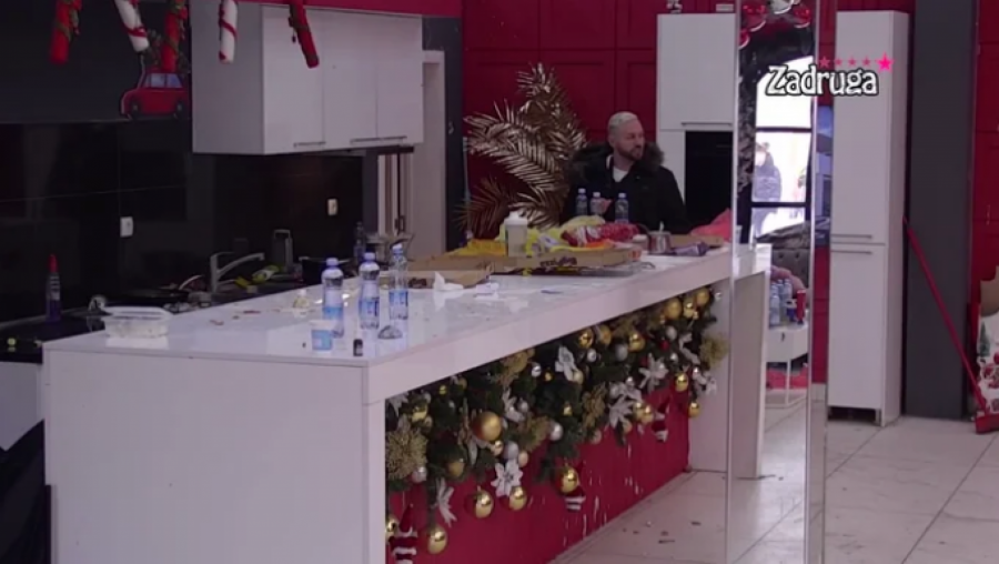 LOM U CIK ZORE Tara Simov nasrnula na Ša, nakon maratonske rasprave ga izgrebala i ispolivala vodom