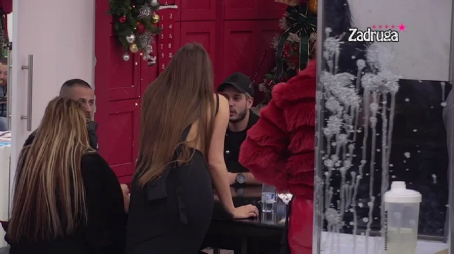 UBEĐENA DA DEJAN LAŽE DA JE NE ŽELI, HOĆE DA GA VRATI Dalila jurila Dragojevića po celom imanju, on jedva pobegao od nje!