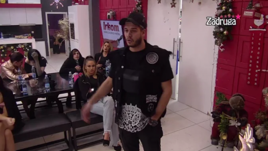 NISKOBUDŽETNI FILM ZA ODRASLE! Dejan spomenuo Daliline klipove sa Filipom i ponizio je nikad strašnije, javnost ponovo na njegovoj strani nakon ovih reči!